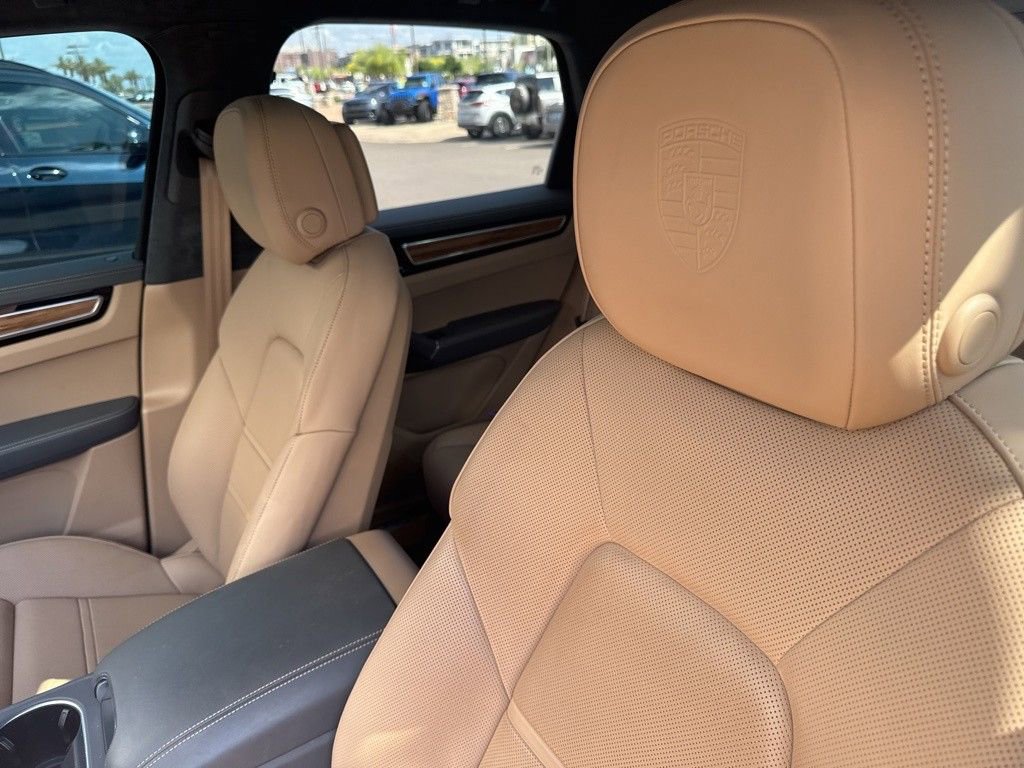 Used 2022 Porsche Cayenne Platinum Edition image 8