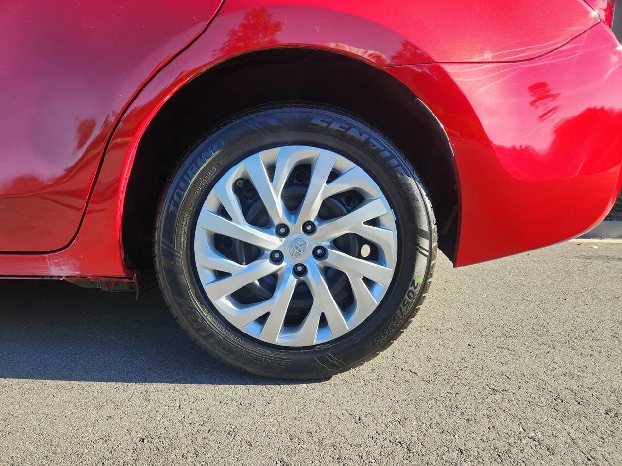 Used 2018 Toyota Corolla LE image 22