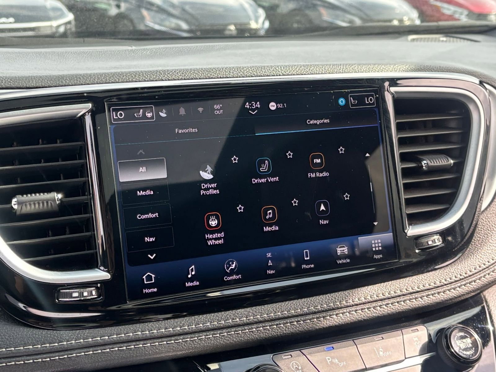 Used 2025 Chrysler Pacifica Limited image 21