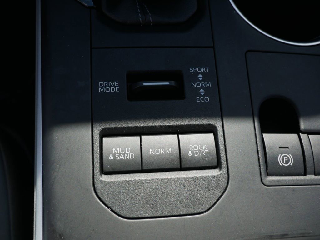 Used 2023 Toyota Highlander XLE AWD/4WD image 22