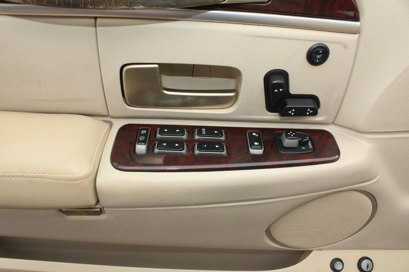 Used 2006 Lincoln Town Car Signature image 9
