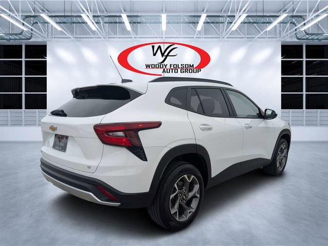 Used 2025 Chevrolet Trax LT w/ LT Convenience Package FWD image 3