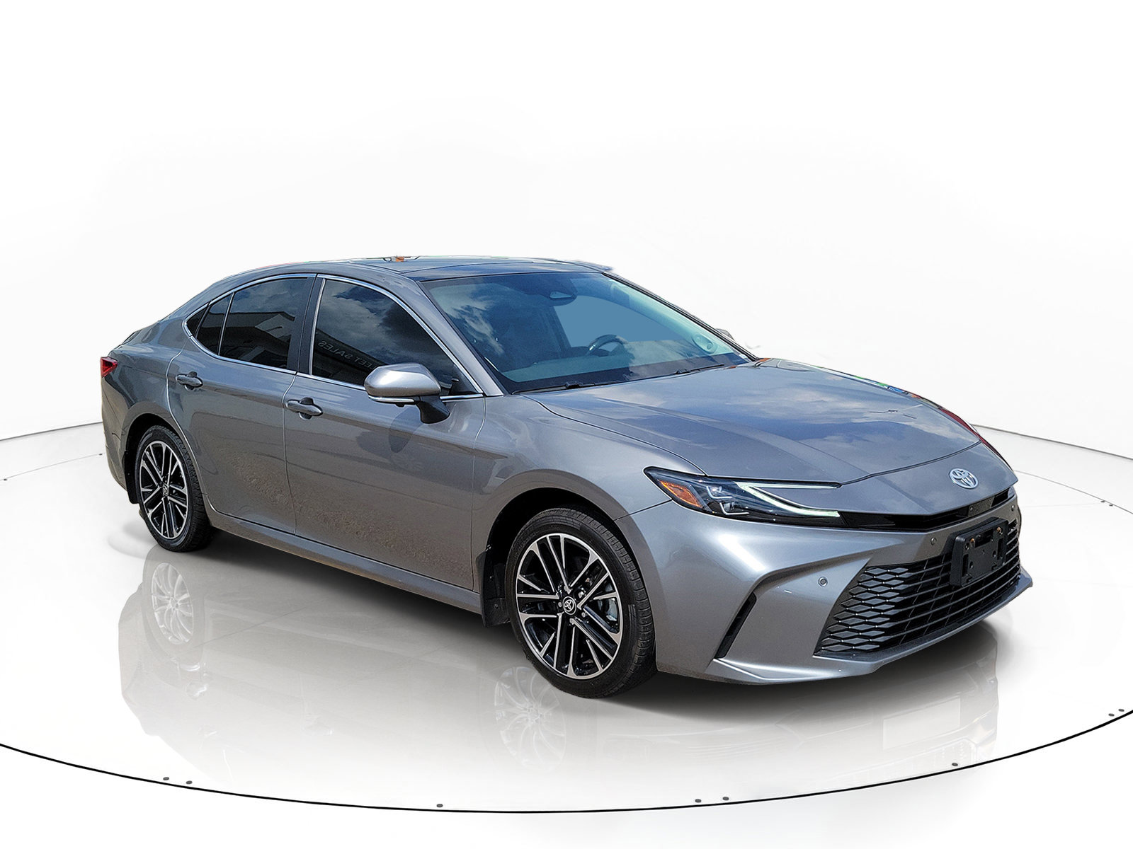 Used 2025 Toyota Camry XLE AWD/4WD image 2