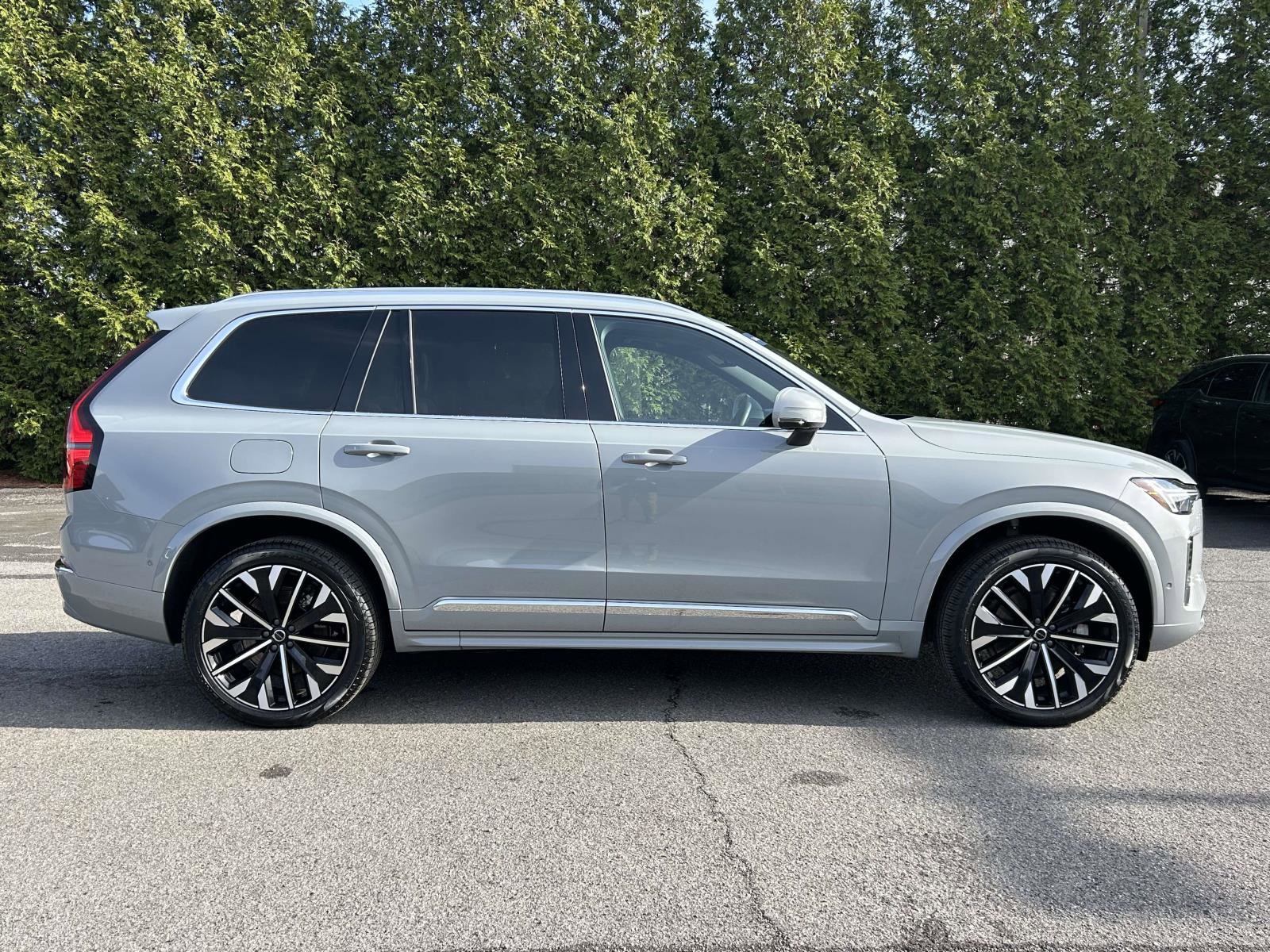 Certified 2025 Volvo XC90 B6 Plus image 2