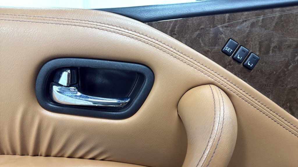 Used 2016 INFINITI QX80 4WD w/ Signature Edition Package image 16