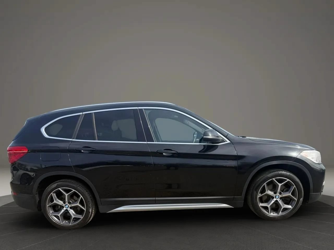 Used 2019 BMW X1 xDrive28i w/ Convenience Package AWD/4WD image 4