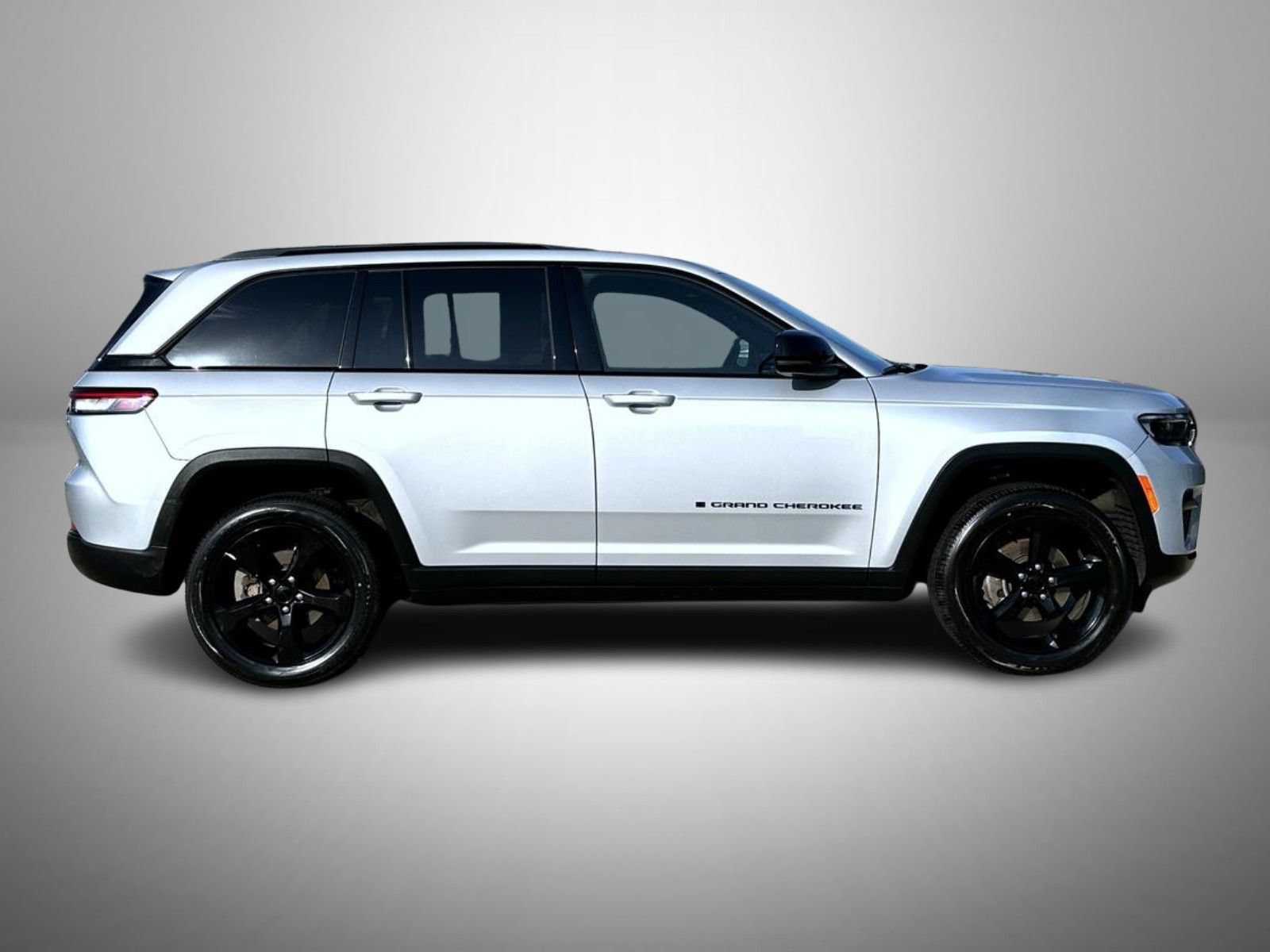 Used 2023 Jeep Grand Cherokee Altitude AWD/4WD image 4