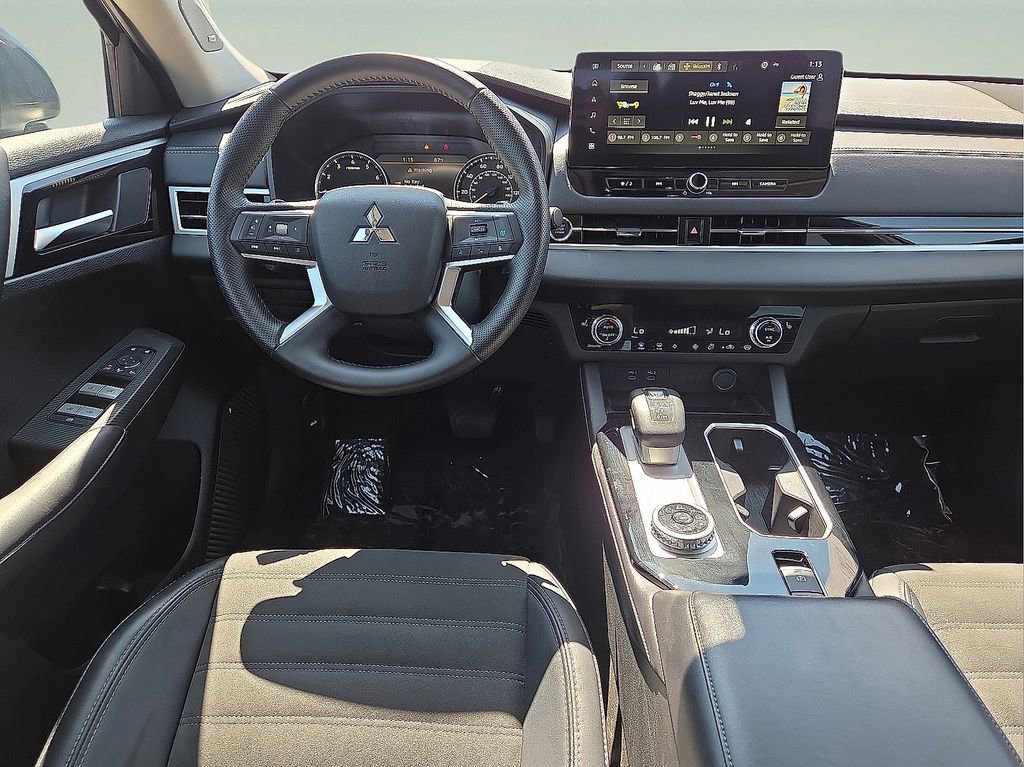 Used 2025 Mitsubishi Outlander SE image 18