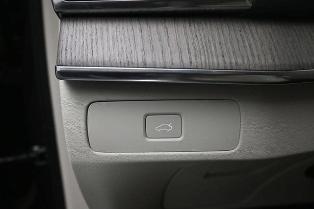 Certified 2023 Volvo XC90 B6 Ultimate w/ Protection Package Premier AWD/4WD image 18