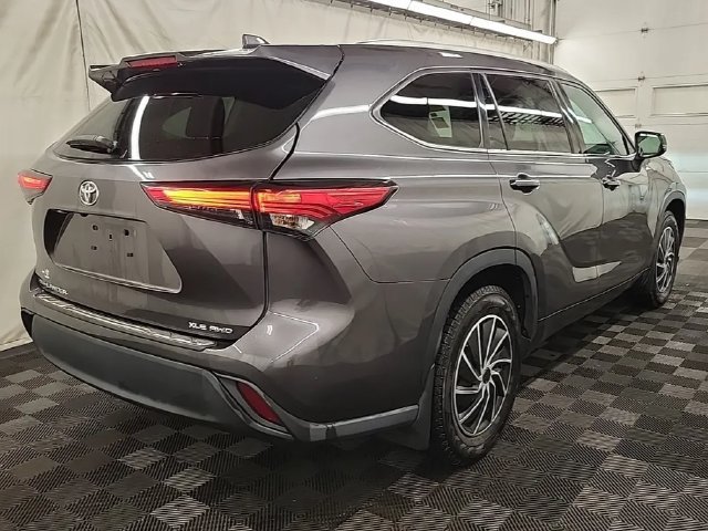 Used 2022 Toyota Highlander XLE AWD/4WD image 4