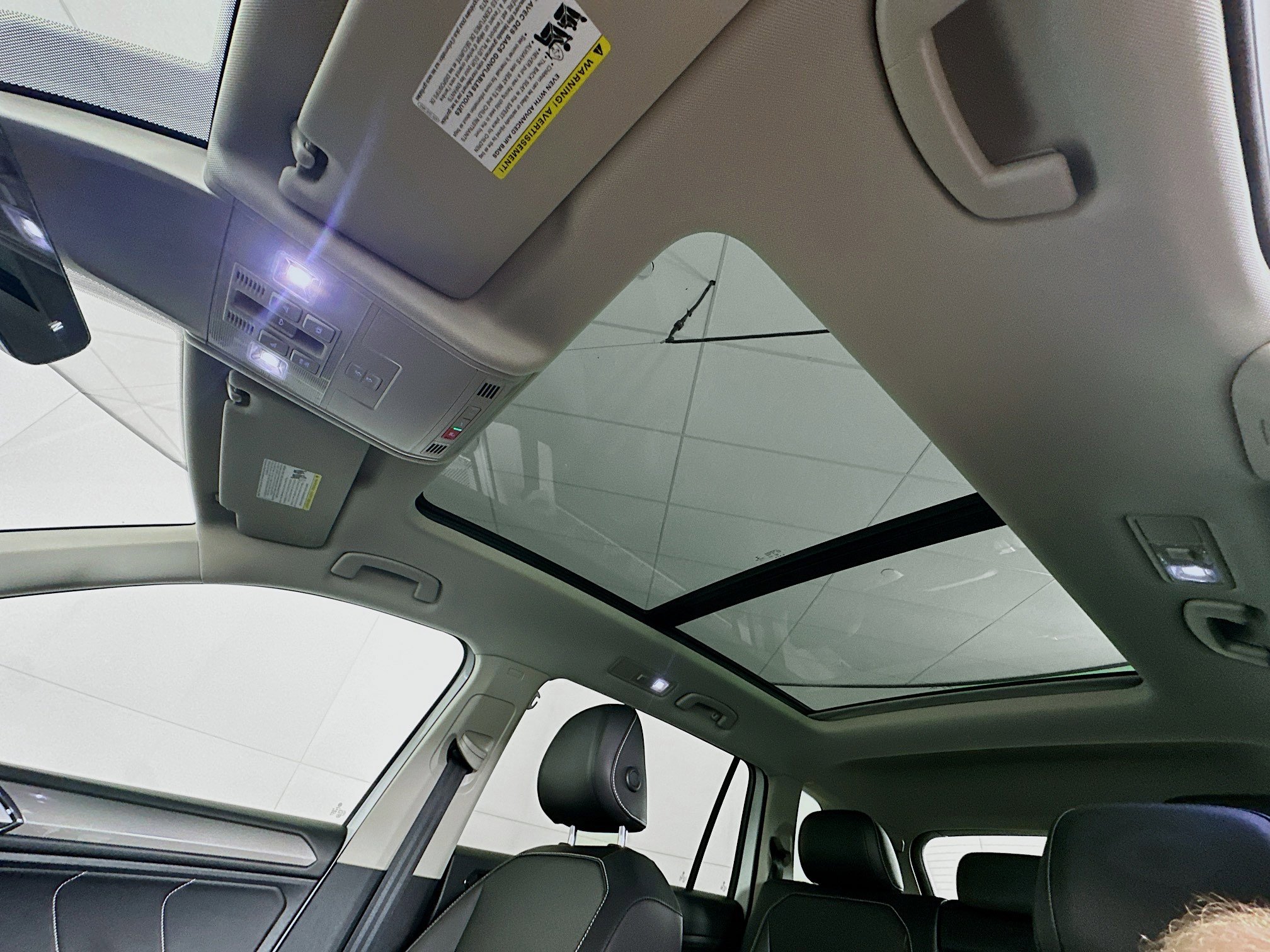 Used 2022 Volkswagen Tiguan SE w/ Panoramic Sunroof Package FWD image 25