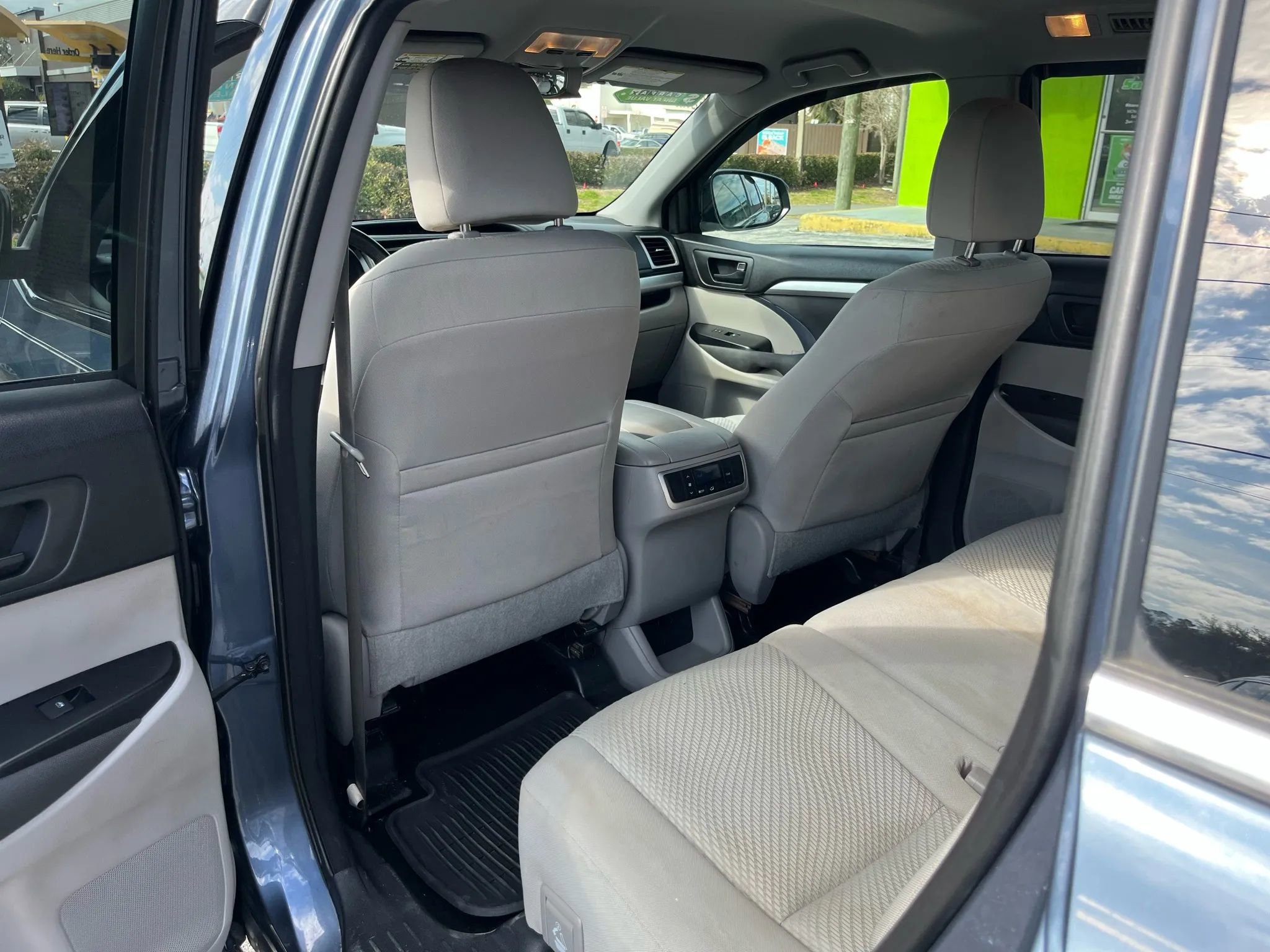 Used 2015 Toyota Highlander LE FWD image 20