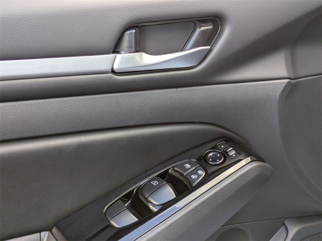 Used 2025 Nissan Altima 2.5 SR image 13