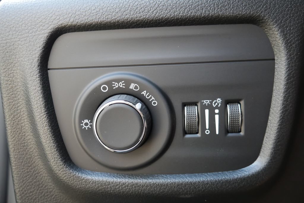 Used 2025 Jeep Grand Cherokee Laredo X w/ Luxury Tech Group I AWD/4WD image 13