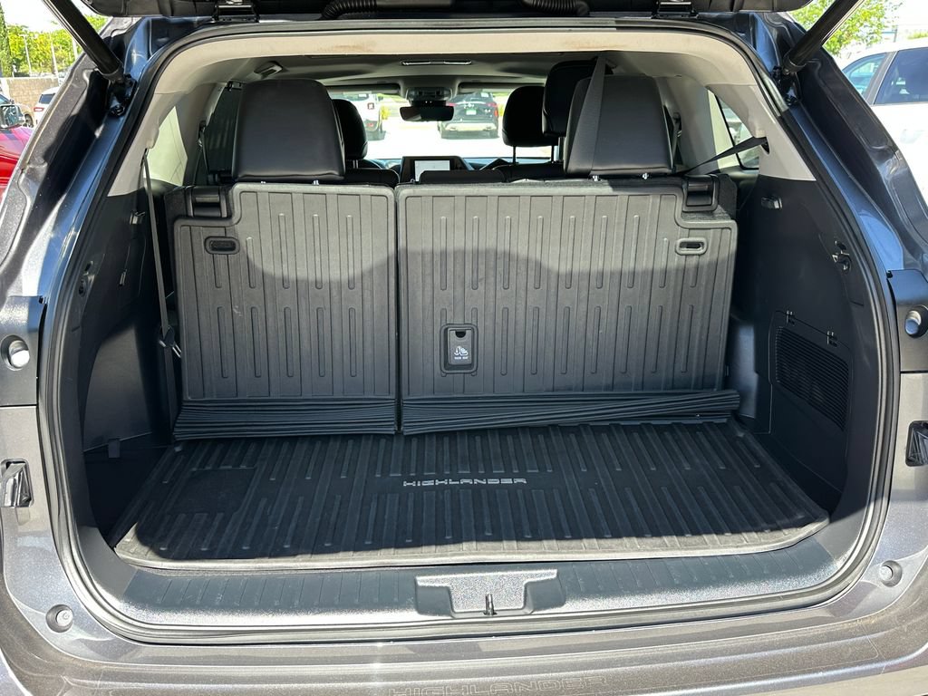 Used 2023 Toyota Highlander XLE FWD image 25