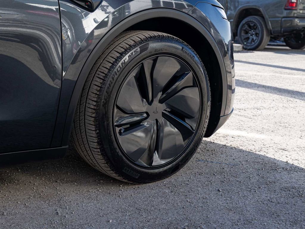 Used 2026 Tesla Model Y Long Range image 9