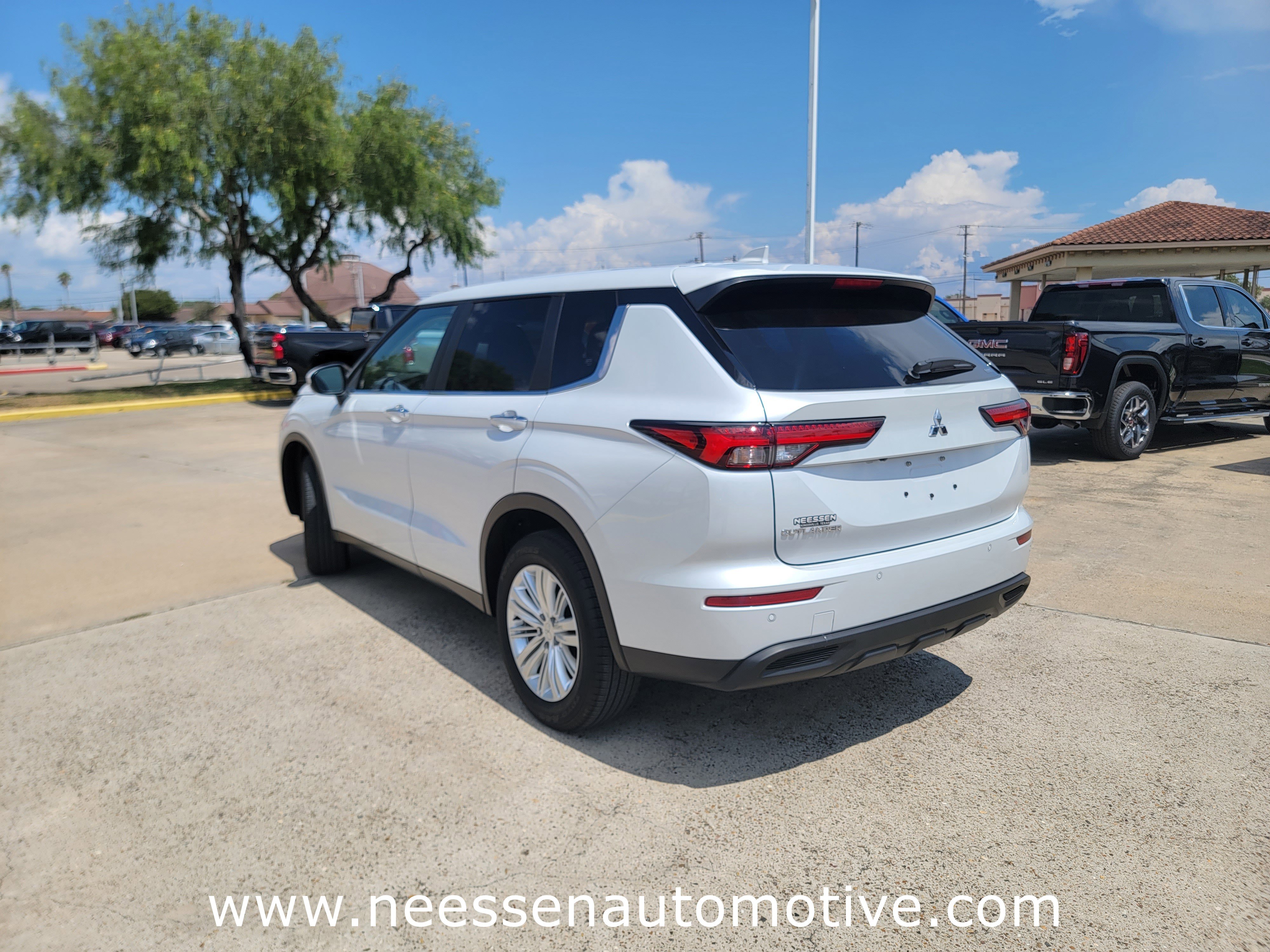 Used 2024 Mitsubishi Outlander ES image 5