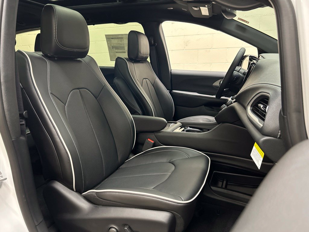 New 2027 Chrysler Pacifica Limited FWD image 14