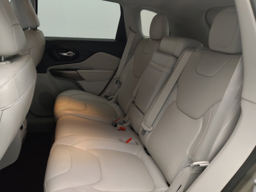 Used 2019 Jeep Cherokee Limited w/ Luxury Group AWD/4WD image 18