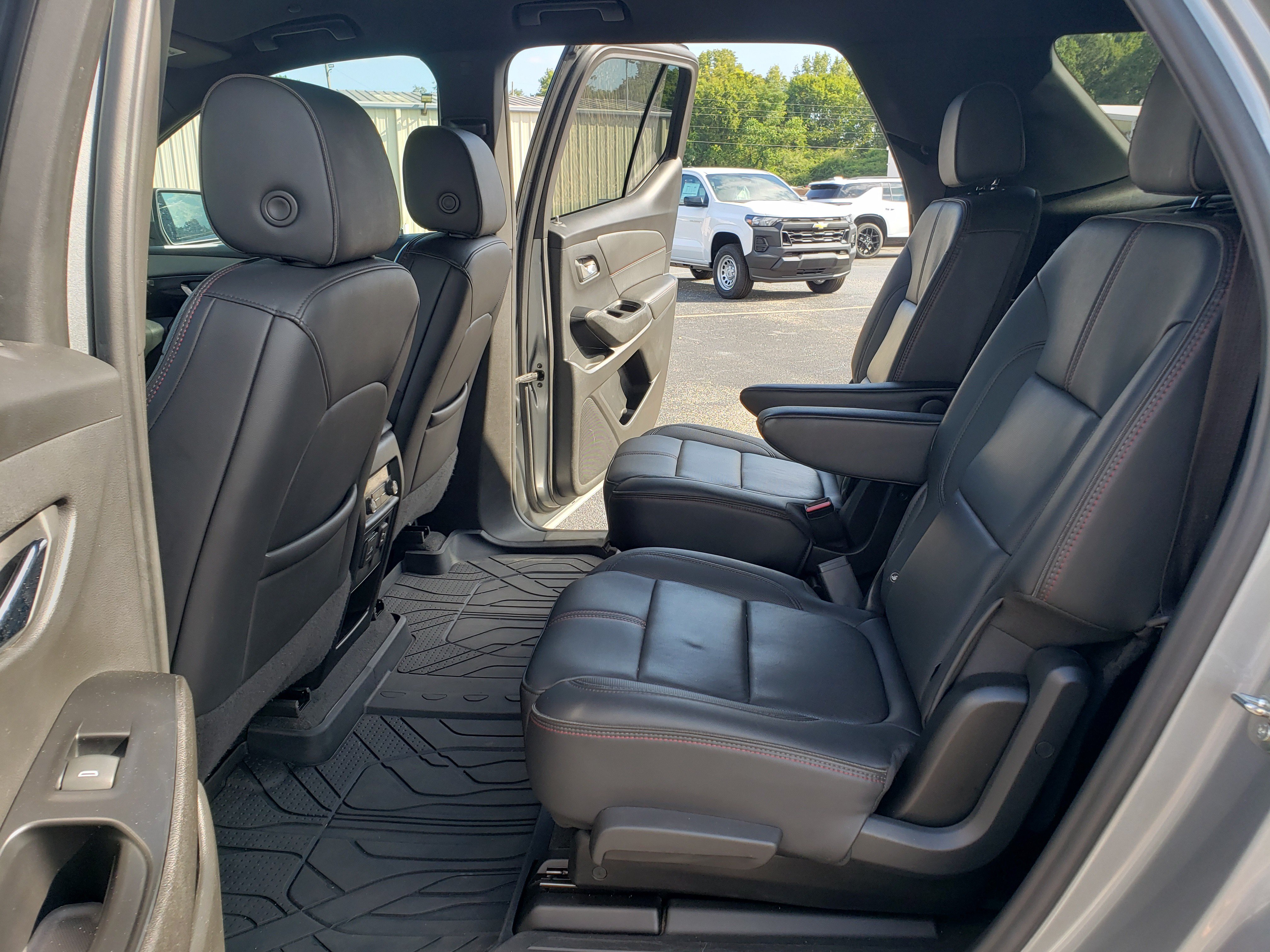 Used 2023 Chevrolet Traverse RS w/ LPO, Floor Liner Package FWD image 33