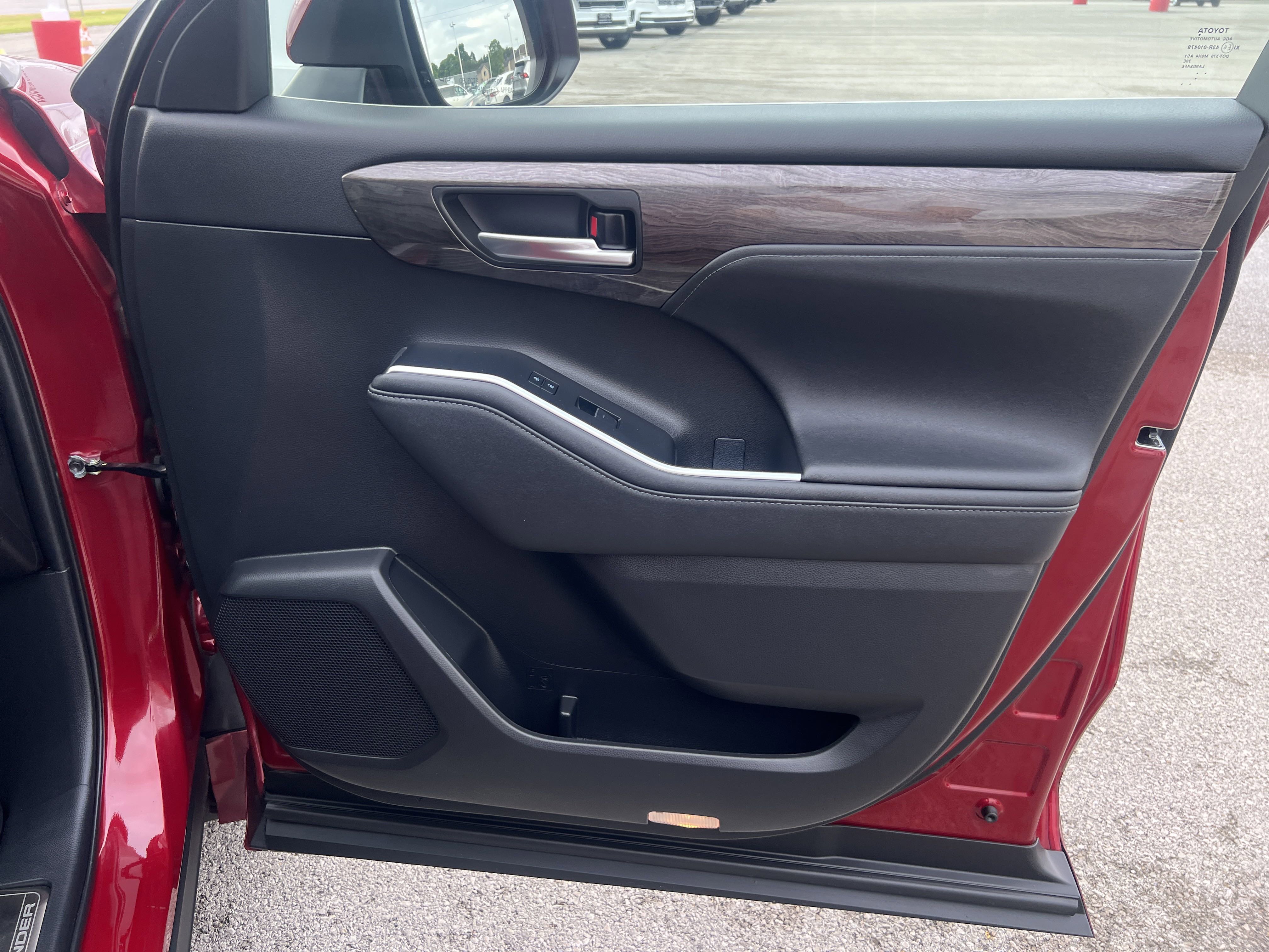 Used 2023 Toyota Highlander Platinum image 13