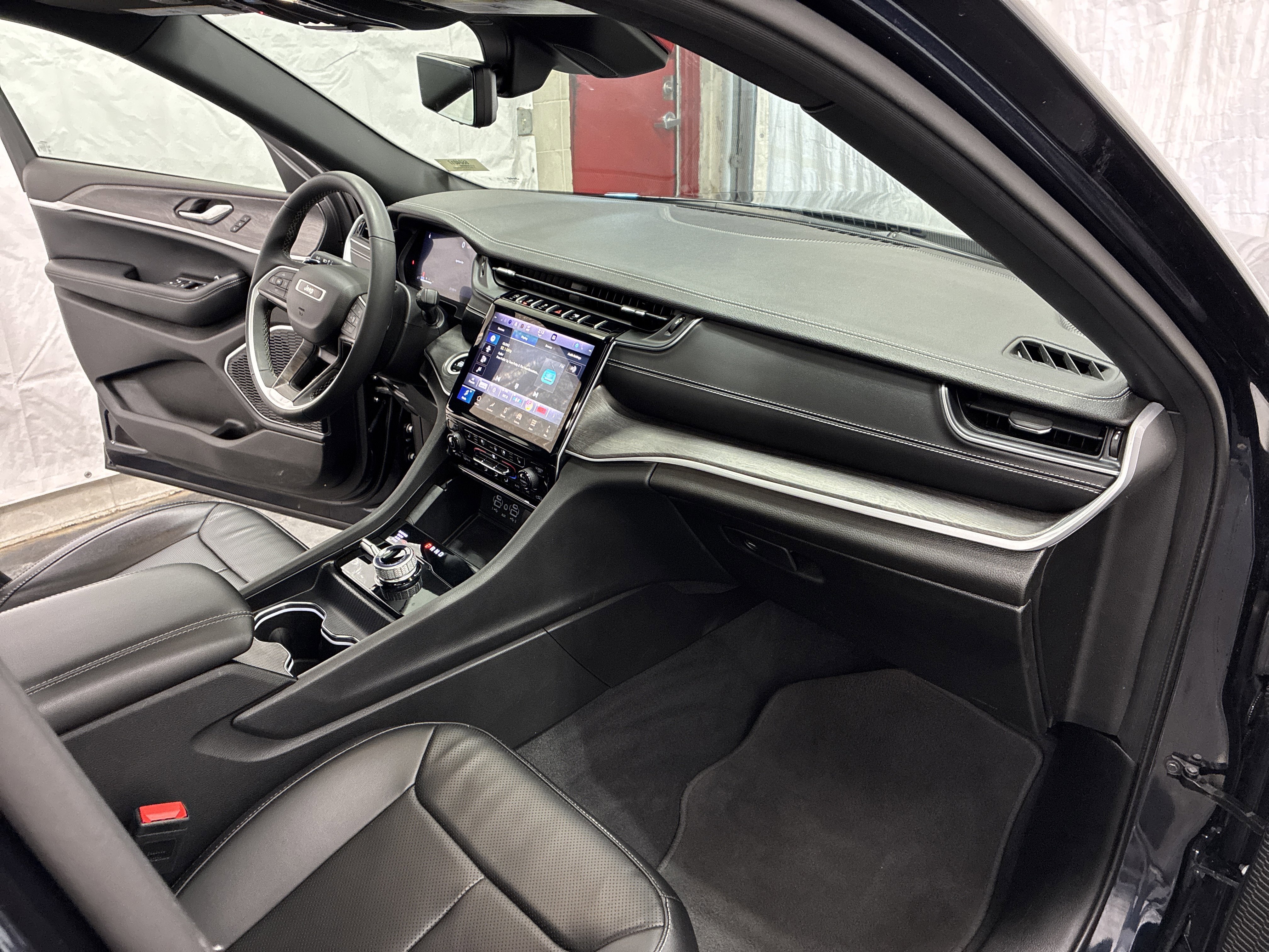 Certified 2024 Jeep Grand Cherokee L Limited w/ Luxury Tech Group II AWD/4WD image 16