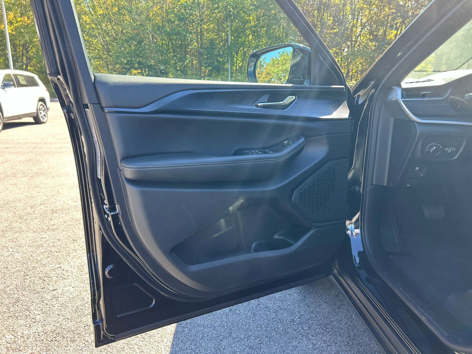 New 2025 Jeep Grand Cherokee Laredo image 18