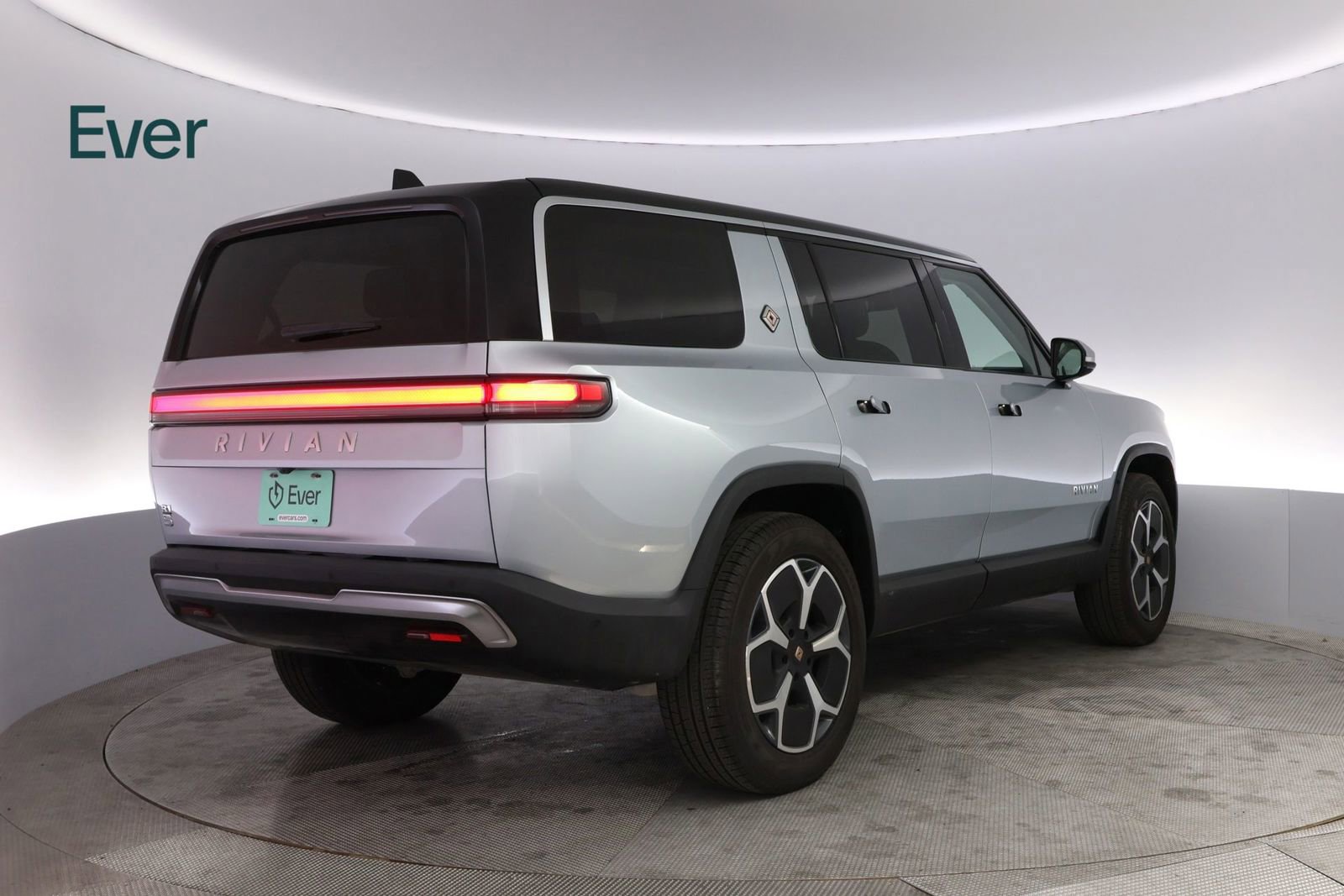 Used 2024 Rivian R1S Adventure AWD/4WD image 3