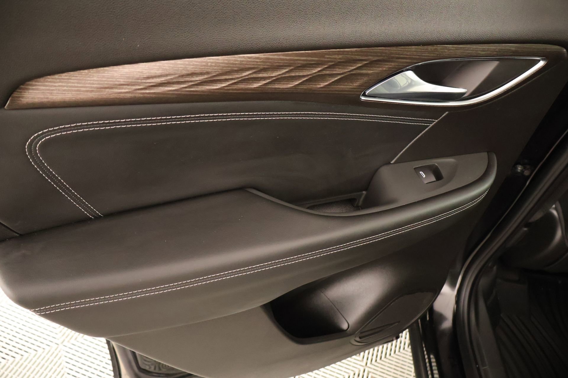 Used 2023 Buick Envision Avenir FWD image 18