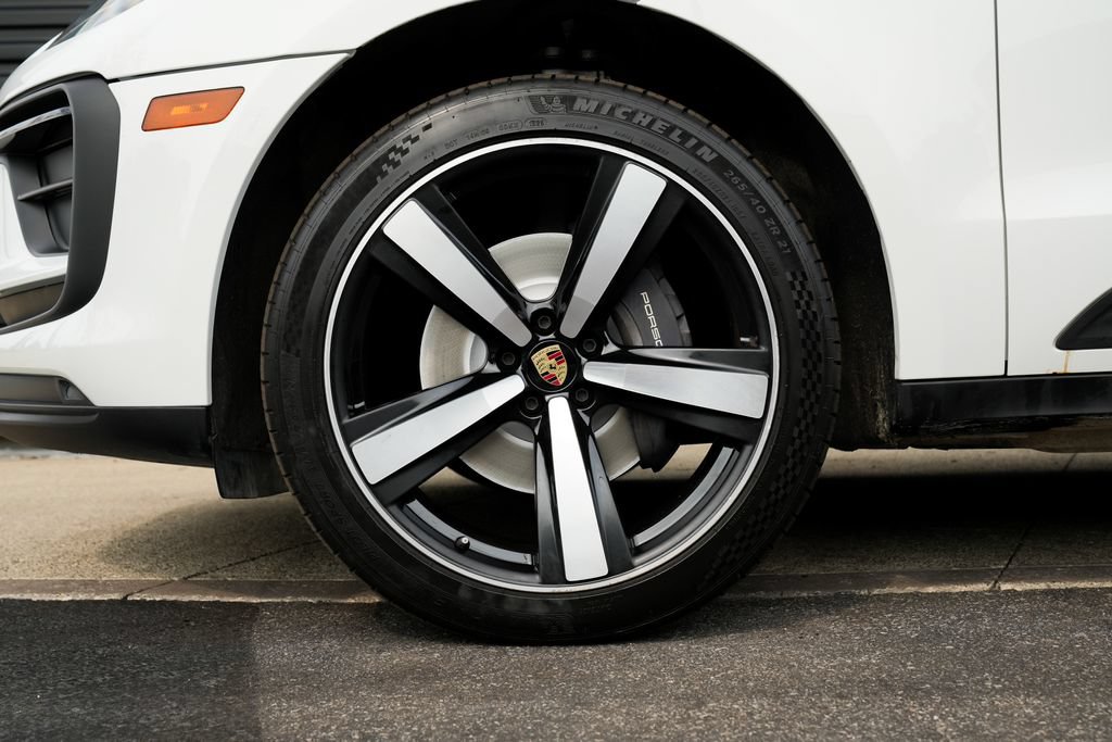 Certified 2024 Porsche Macan AWD/4WD image 11