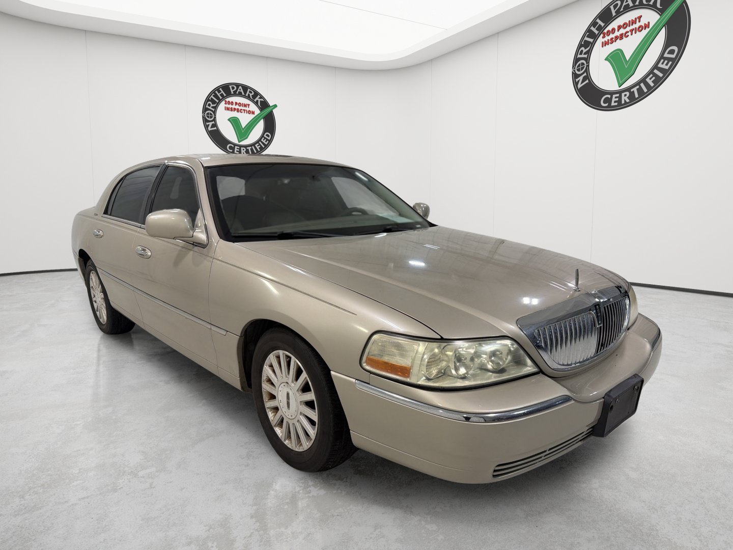 Used 2004 Lincoln Town Car Signature RWD image 7
