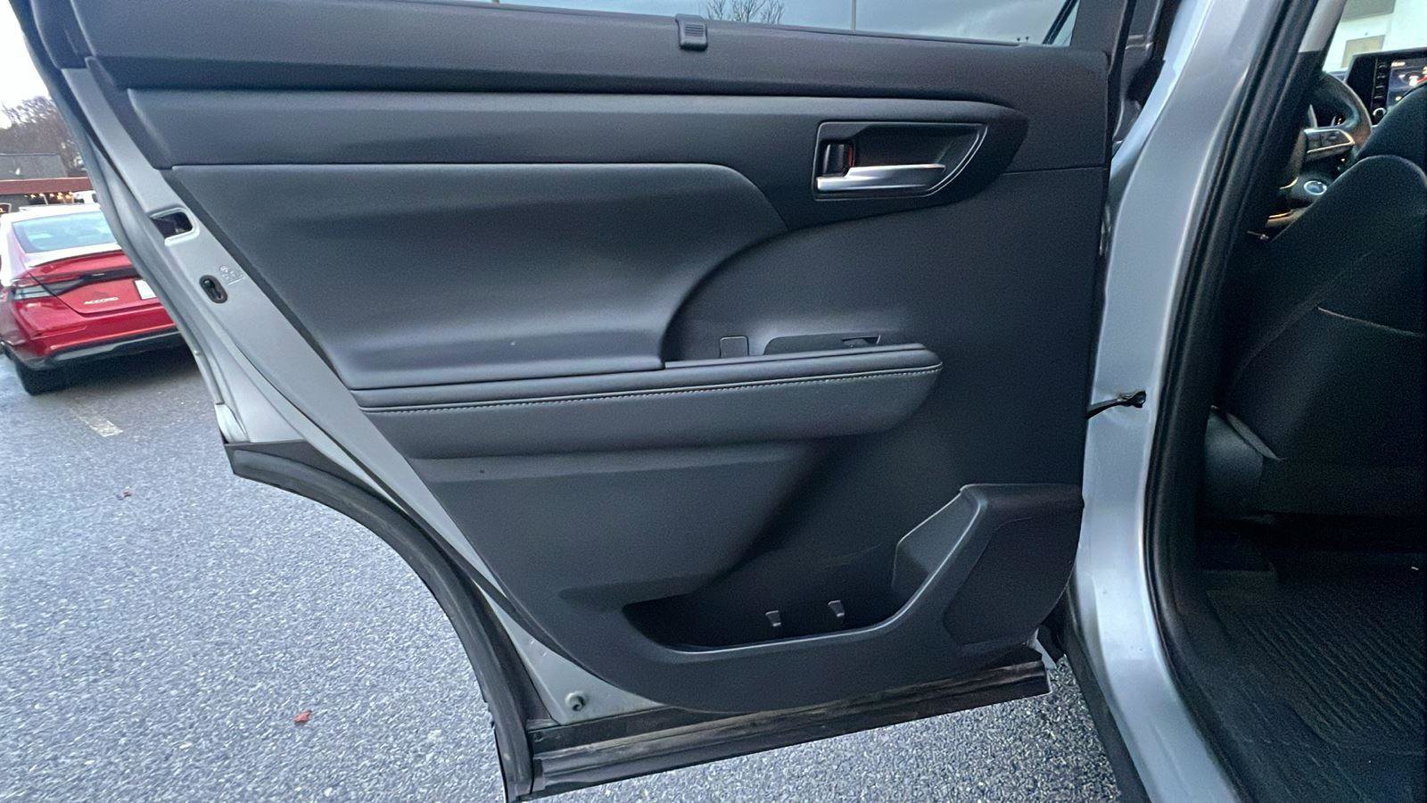 Used 2021 Toyota Highlander XLE image 18