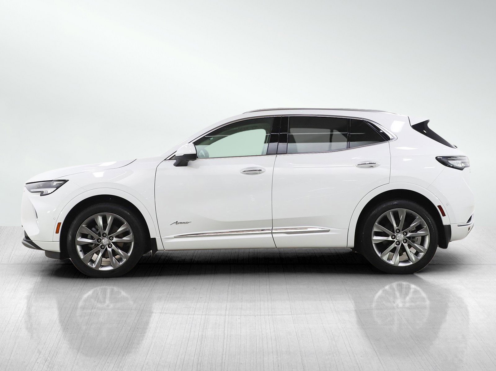 Used 2021 Buick Envision Avenir w/ Technology Package II image 2