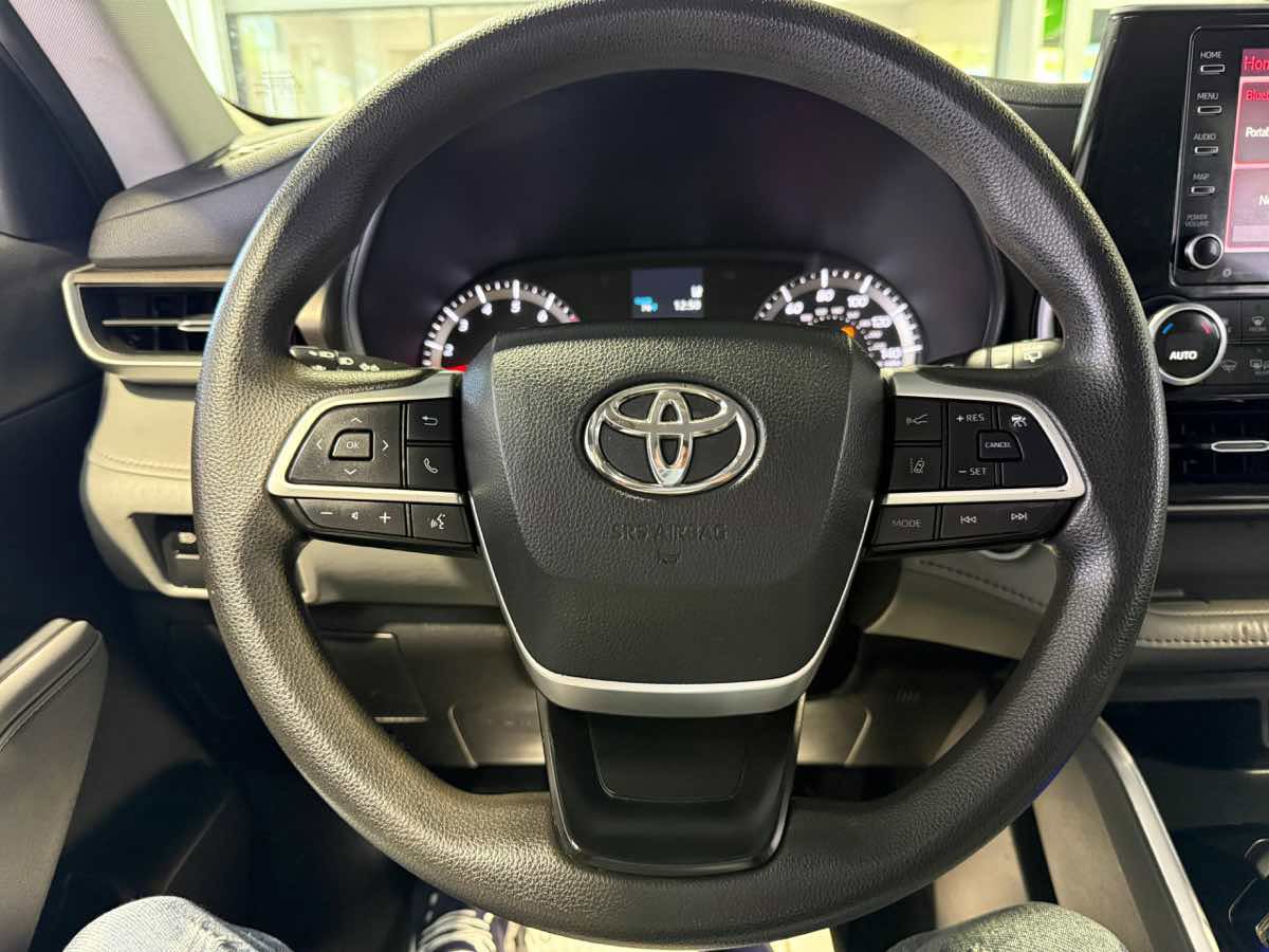 Used 2022 Toyota Highlander L FWD image 40