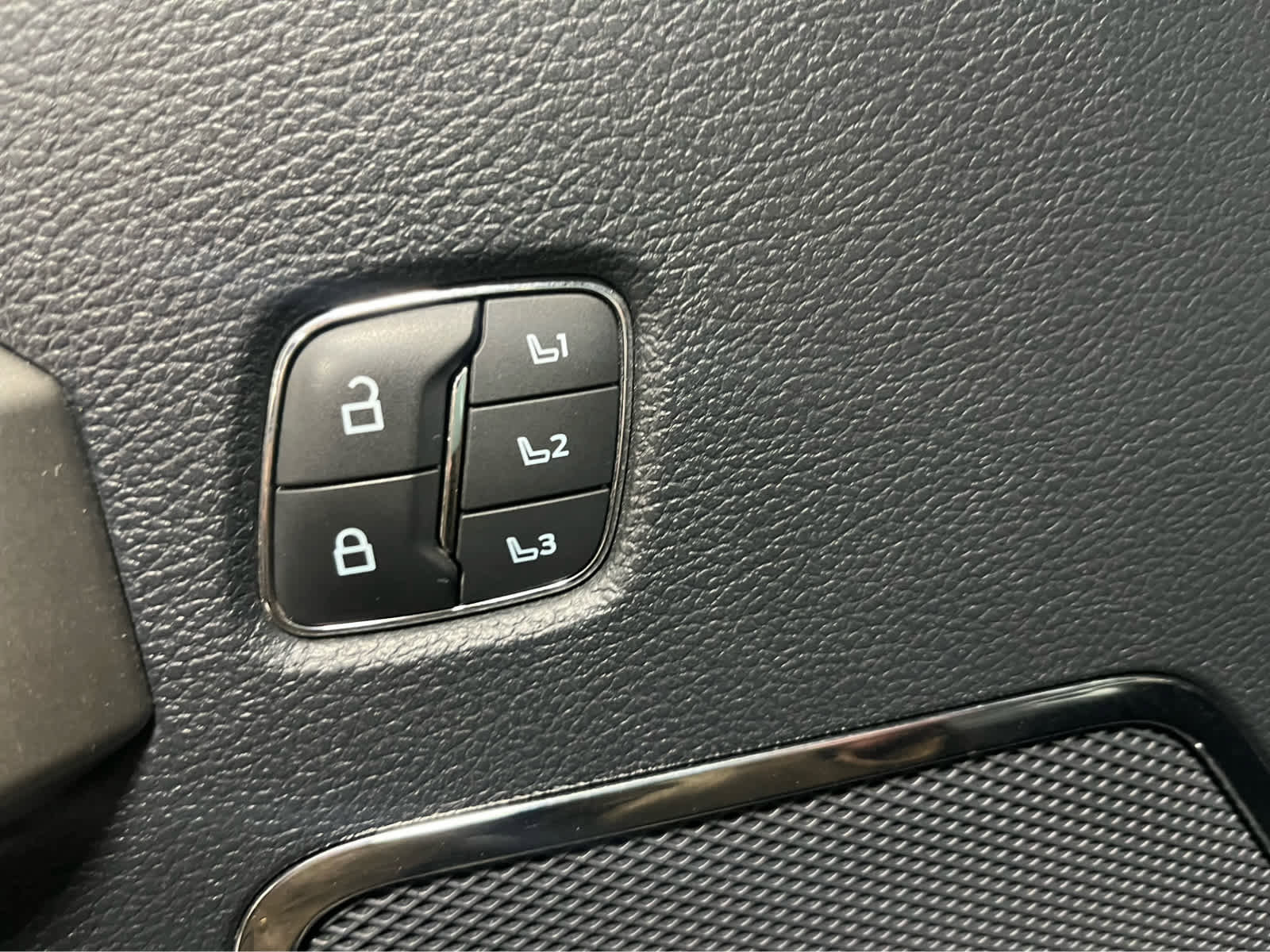 Used 2022 Ford F350 Lariat w/ Chrome Package image 18