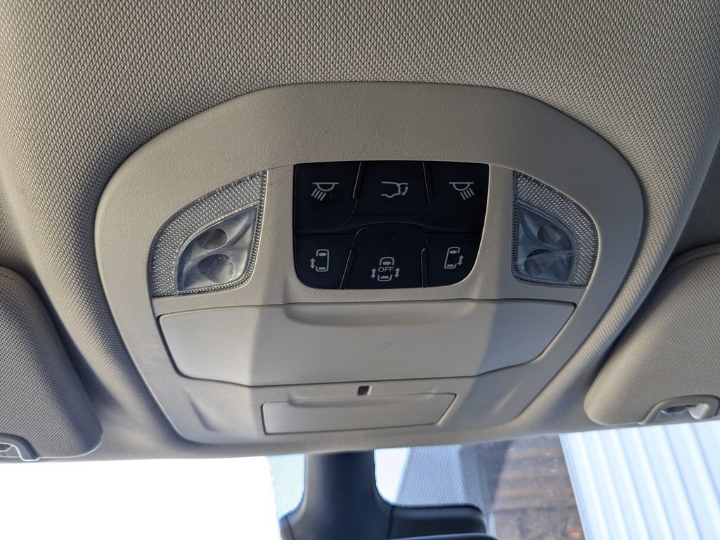 Used 2024 Chrysler Pacifica Touring-L FWD image 22