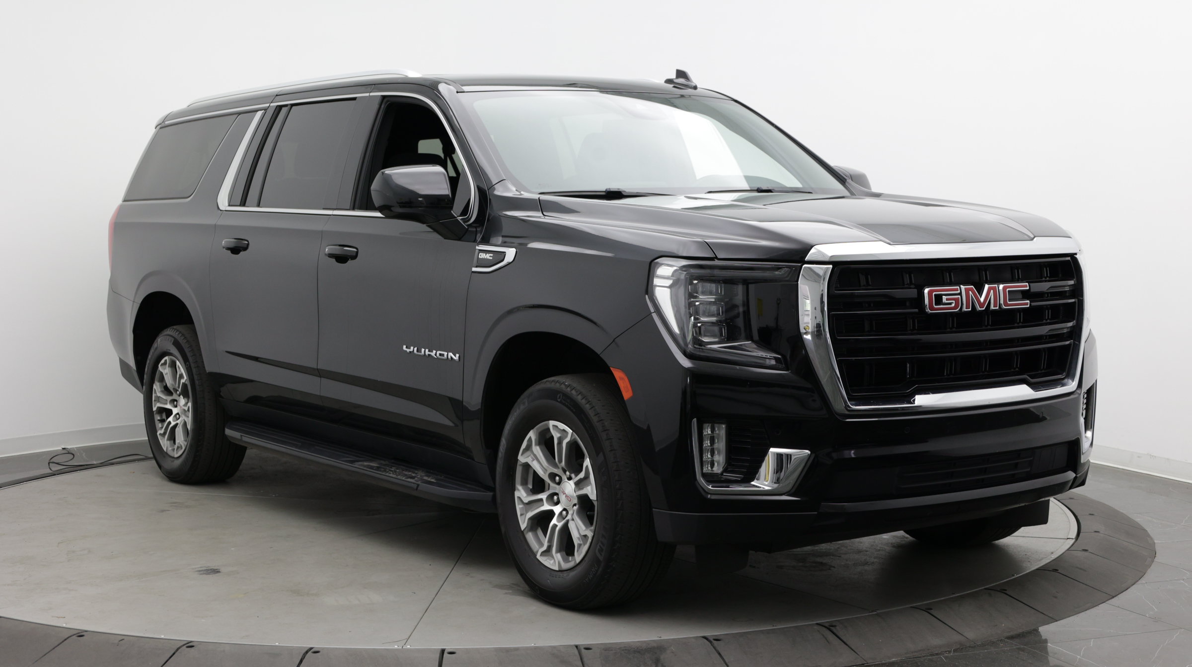 Used 2024 GMC Yukon XL SLE w/ Gmc Pro Safety Plus Package RWD image 3