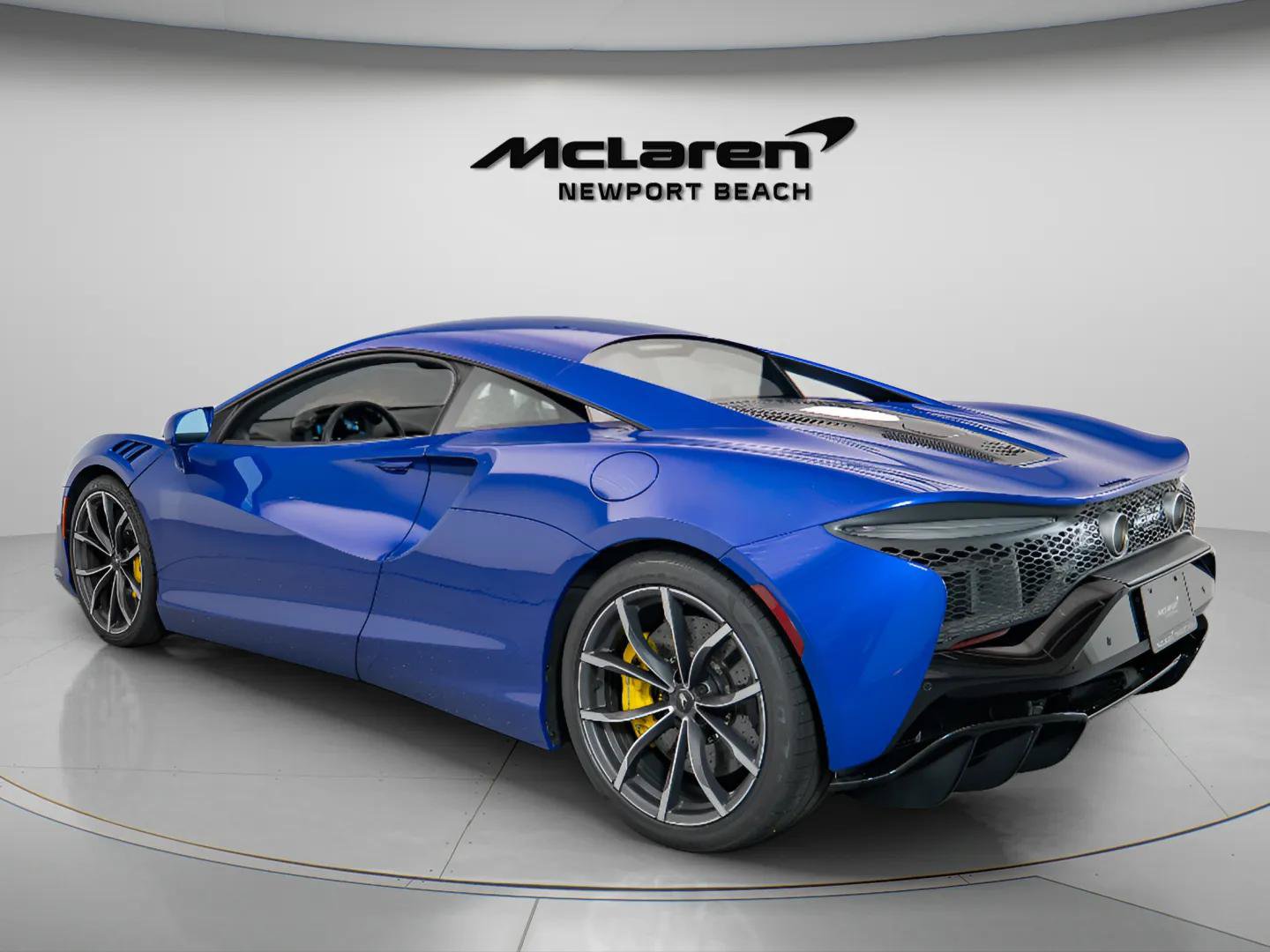 Used 2024 McLaren Artura RWD image 20