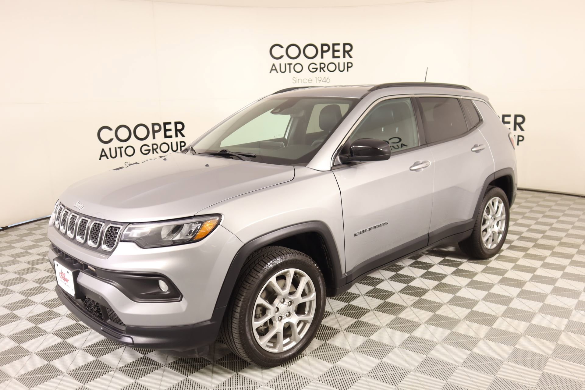 Used 2024 Jeep Compass Latitude image 10