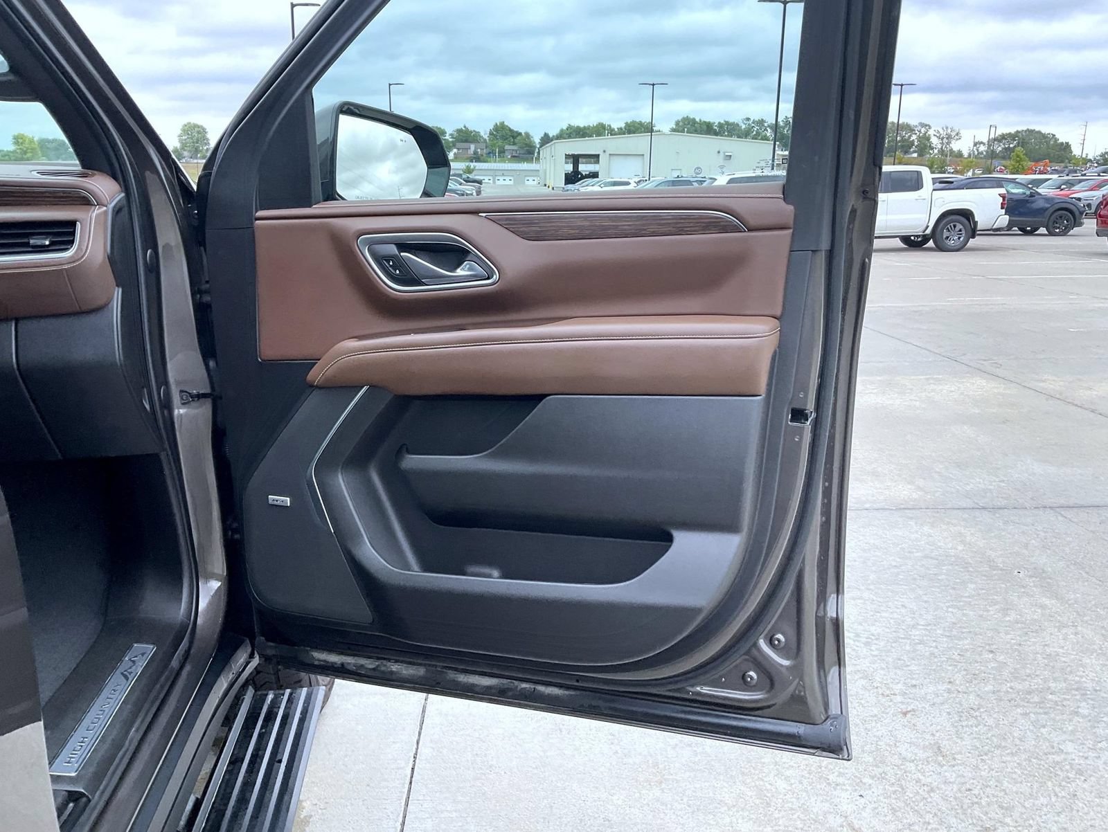 Used 2021 Chevrolet Tahoe High Country w/ Premium Package AWD/4WD image 17