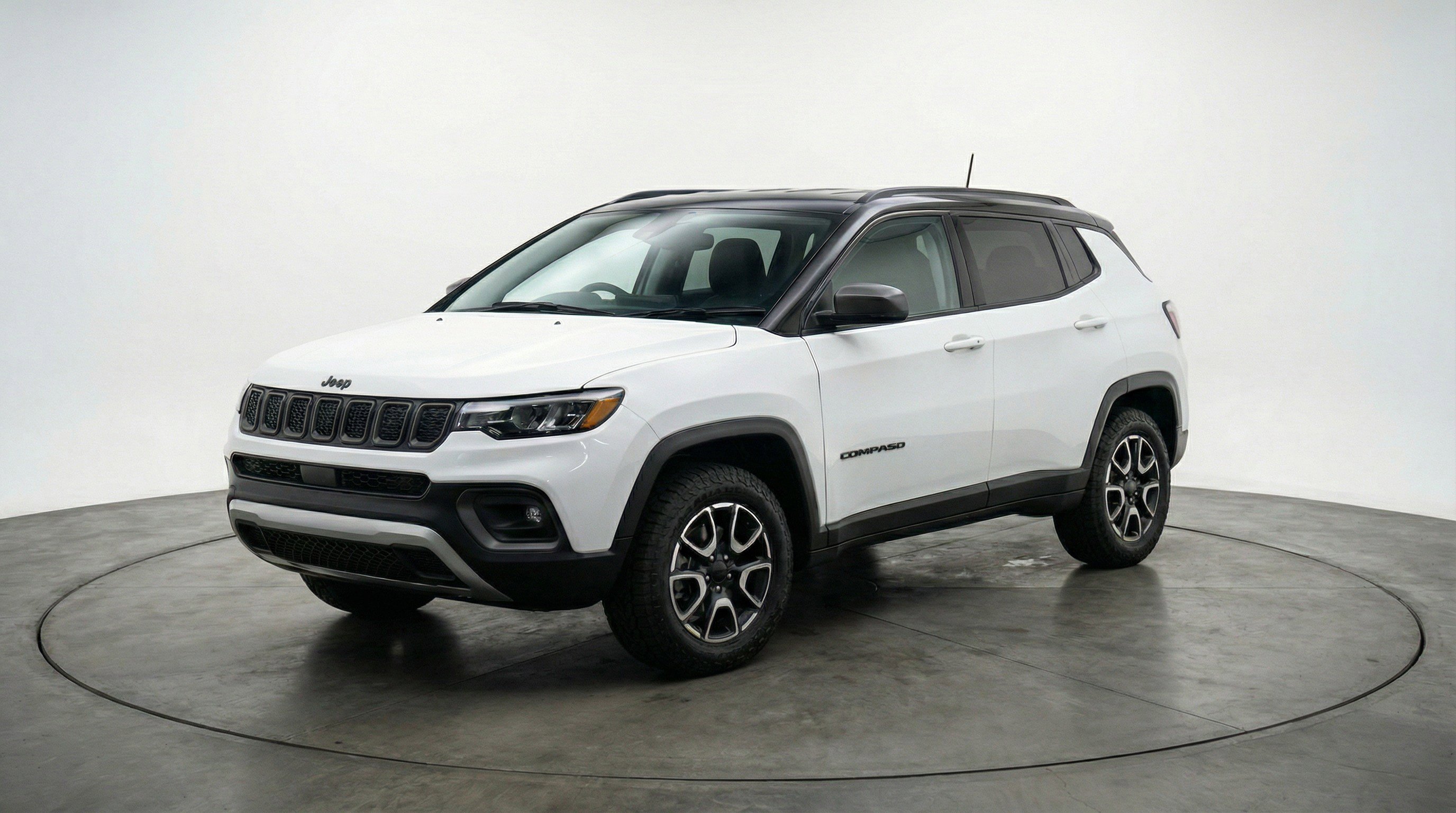 Used 2025 Jeep Compass Trailhawk AWD/4WD image 3
