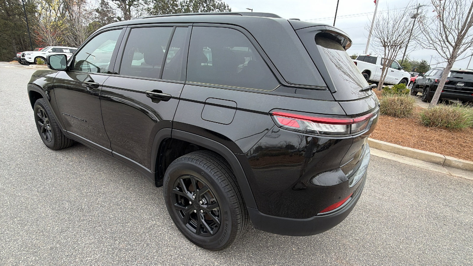 Used 2025 Jeep Grand Cherokee Altitude image 10
