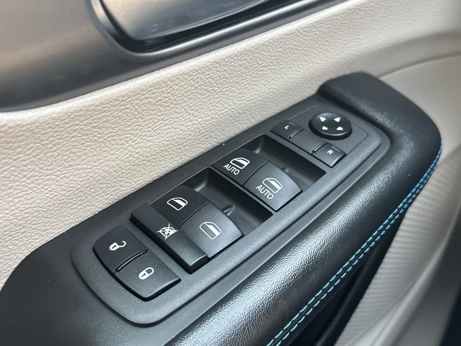 Used 2021 Chrysler Pacifica Touring-L FWD image 30
