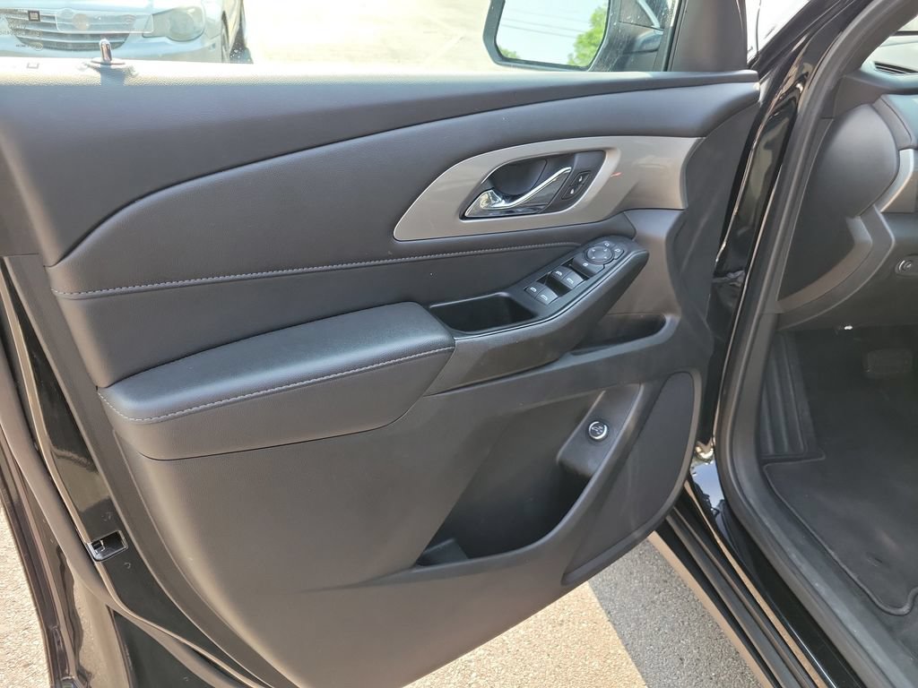Used 2022 Chevrolet Traverse LT FWD image 24