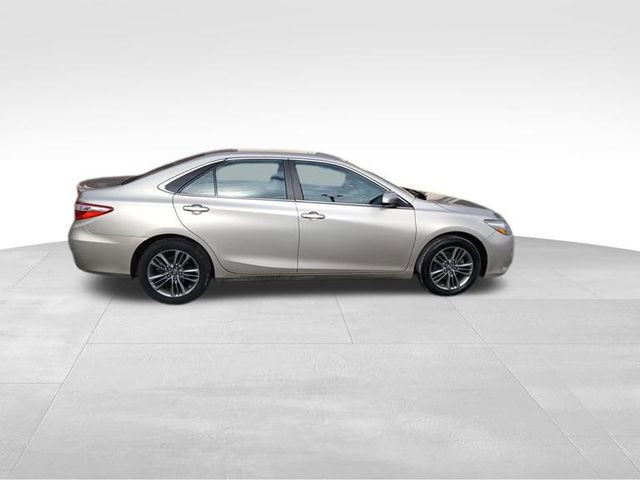 Used 2017 Toyota Camry SE image 3