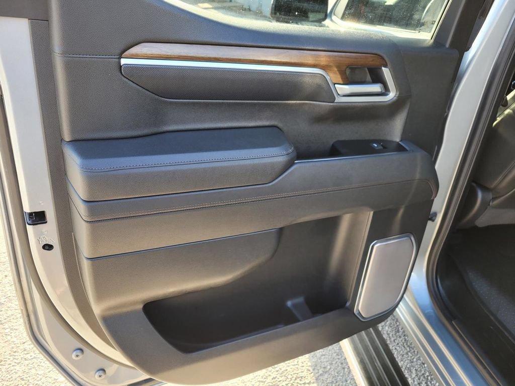 Used 2025 Chevrolet Silverado 1500 High Country AWD/4WD image 16