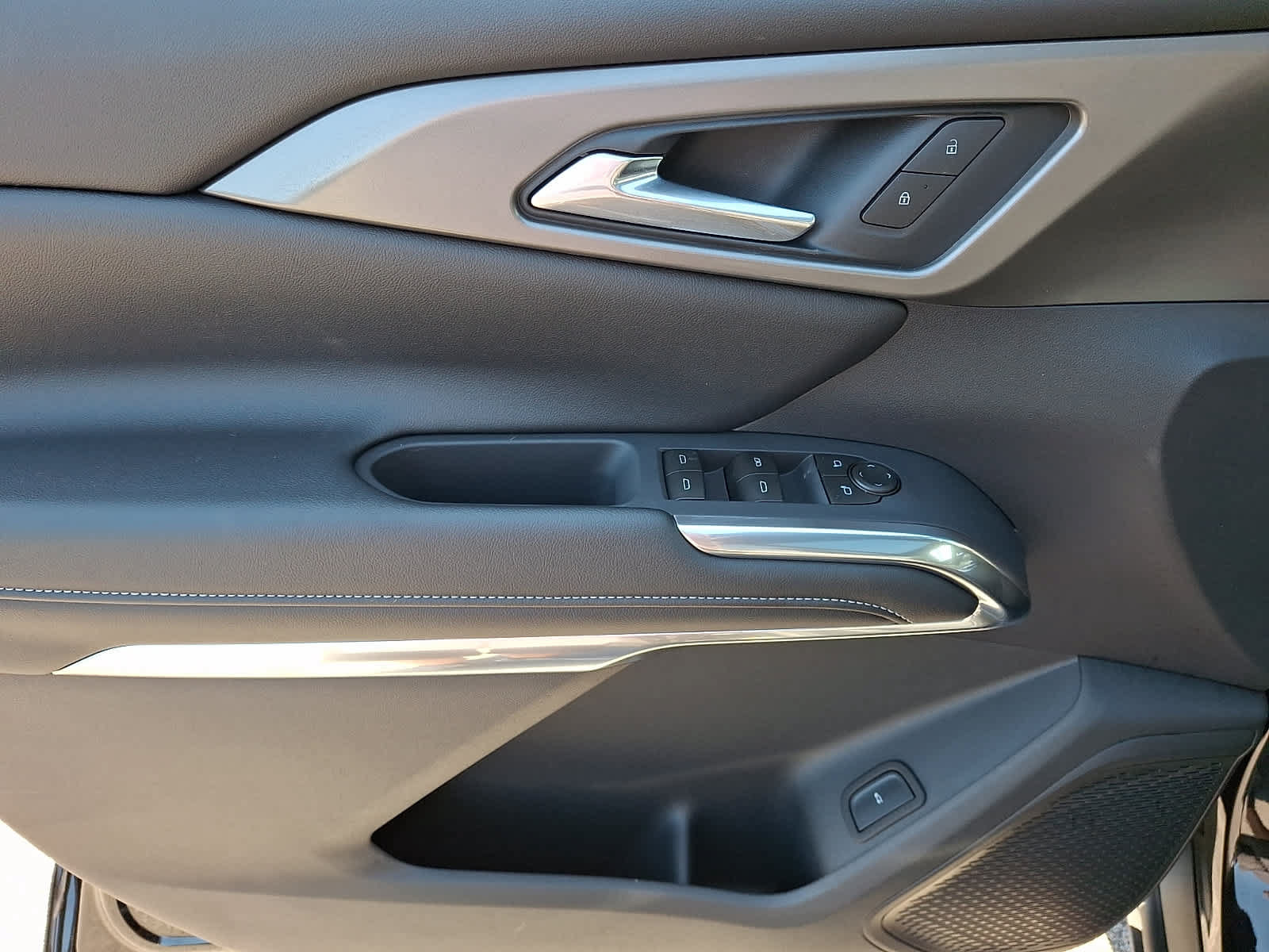 New 2027 Chevrolet Traverse LT w/ Sun and Wheel Package FWD image 11