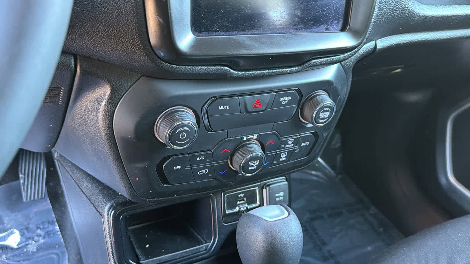 Used 2018 Jeep Renegade Latitude w/ UConnect 8.4 Nav Group image 13