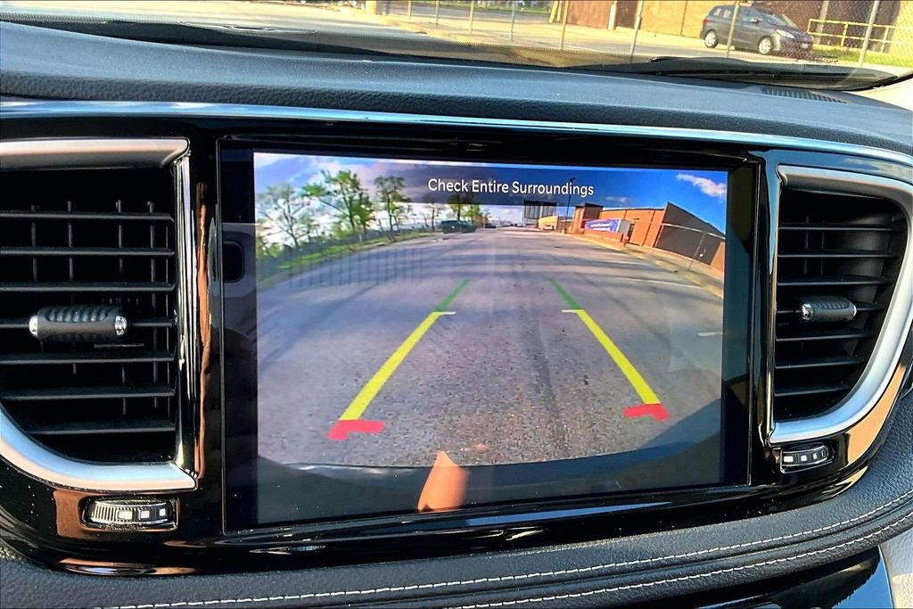Used 2024 Chrysler Pacifica Limited image 20