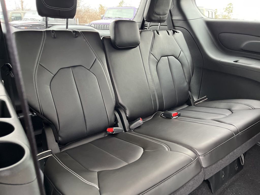 New 2026 Chrysler Pacifica Select image 40